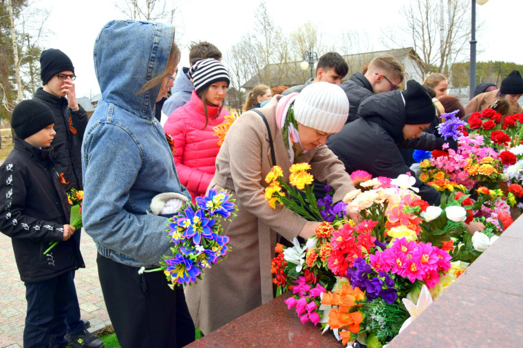 Митинг и возложение цветов у Мемориала Славы.